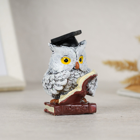 716063!Читает книжку и держит одним крылом на одной книжке стоит.jpg