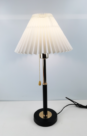 Настольный светильник. Бежевый абажюр. Основание чёрное ()