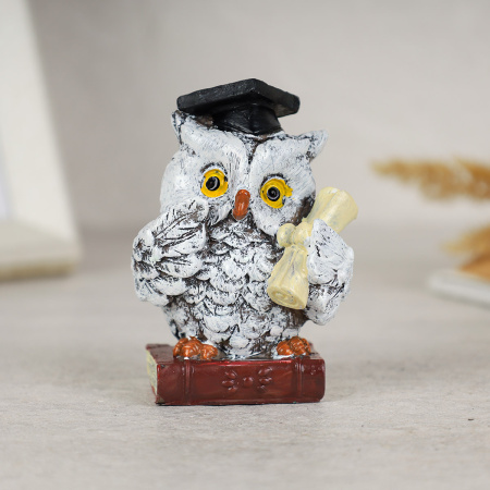 716063!Держит грамоту.jpg